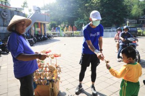 Pedagang Dolanan Tradisional Daganganya Diborong Ganjar