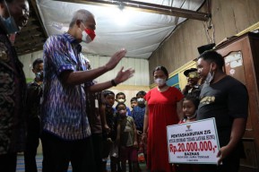 Tangis Haru Pedagang Cilok Dapat Bantuan Rehab RTLH dari Ganjar