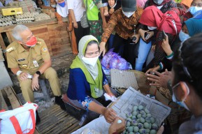 Dampingi Jokowi, Ganjar Malah Dipijit Pedagang Telur Asin di Pasar Tanjung