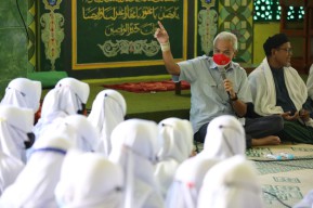 Ngabuburit, Ganjar Juga Serahkan Bantuan untuk Masjid dan Ponpes