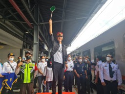 Pakai Topi Pet Merah, Ganjar Lepas Mudik Gratis Kereta Api