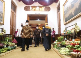 Gubernur Khofifah Ajak Menhan Prabowo CicipiNanas PK-1
