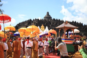 Ribuan Umat Buddha Bergerak Menuju Candi Borobudurndi Agung