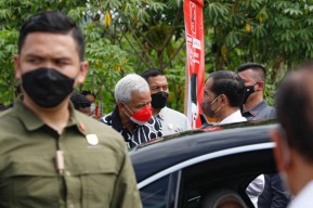 Ganjar Dampingi Jokowi, Berikan Bantuan untuk Pedagang Pasar Muntilan