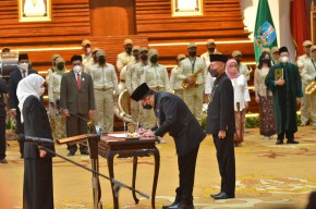 Gubernur Khofifah Lantik Adhy Karyono sebagai Sekda Jatim