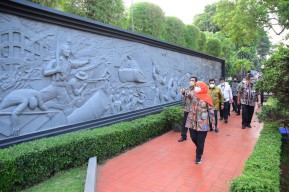 Gubernur Khofifah Siap Percantik Anjungan Jatim di TMII