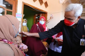 Ganjar Berburu Baduta dan Ibu Hamil Risiko Tinggi di Brebes