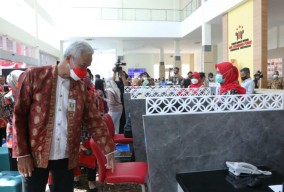Ganjar Resmikan Mal Pelayanan Publik di Sukoharjo