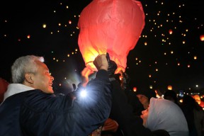 Ganjar Terbangkan Lampion Bersama Bocah Rambut Gimbal Dieng