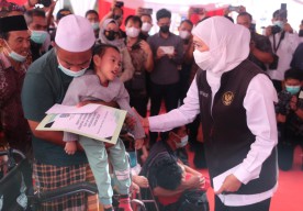 Gubernur Khofifah Salurkan Program Perlindungan Sosial