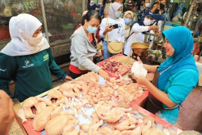 Gubernur Khofifah Blusukan Ke Pasar