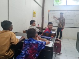 Serunya Ganjar Mengajar di Pesantren Anak Berkebutuhan Khusus