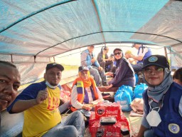 Ika Unair Sidoarjo Adakan Bagi Sembako dan Parenting Gadget untuk AnaK