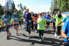 Ganjar Temani Atikoh Lari Amal UGM Ultra 73k Charity Run 2022