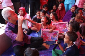 Kebersamaan Ganjar dan Warga di Pengungsian Banjir Pekalongan