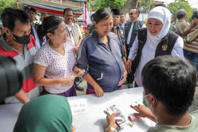 Pemprov Jatim Gelontor Beras Medium Sebanyak 7 Ton di Operasi Pasar di Pasar Legi Kota Blitar