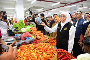 Gubernur Khofifah Pastikan Kebutuhan Bahan Pokok Jelang Lebaran Tercukupi dan Harga Stabil