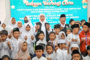 Gubernur Khofifah Beri Hadiah Alquran untuk Anak-Anak Pramuka di Kabupaten Situbondo