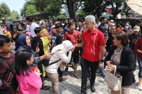 Kunjungi Solo Safari, Ganjar Diserbu Pengunjung yang Minta Foto