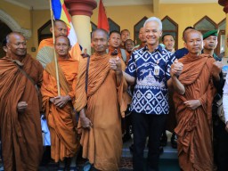 Ganjar Putar Balik Kendaraan untuk Sapa Bhikkhu Thudong yang Istirahat di Jambu