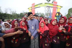 Rela Rumahnya Jadi Tempat Belajar, Guru Honorer Ini Dapat Motor dari Ganjar