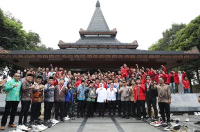 Gubernur Khofifah Ziarah Makam Bung Karno Bareng Pimpinan Mahasiswa Cipayung Plus