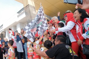 Lepas Kontingen Jateng Ikuti Fornas VII di Jabar, Ganjar: yang Penting Bahagia dan Sehat