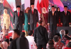 Kompak Tangani Stunting, Giliran Gubernur Ganjar Terima Penghargaan Kehormatan dari BKKBN