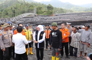 Gubernur Khofifah : Penanganan Jembatan Kaliregoyo dan Kloposawit Jadi Tanggungjawab Pemprov Jatim