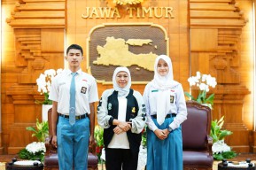 Gubernur Khofifah Berikan Suntikan Semangat Dua Anggota Paskibraka Nasional Asal Jatim