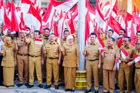 Gubernur Khofifah Ajak Masyarakat Kibarkan Bendera Merah Putih Mulai Besok