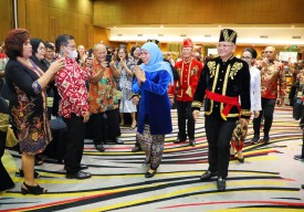 Gubernur Khofifah Terima Gelar Adat Minahasa Ina Ne Kawanua Jawa Timur