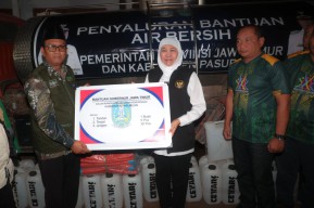 Gubernur Khofifah Distribusikan 10 Ribu Liter Air Bersih