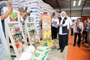 Gubernur Khofifah Pastikan Stok Beras Jatim Aman dan Cukup