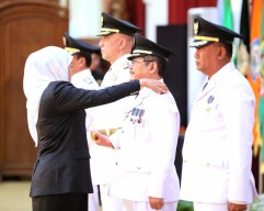 Lantik 6 Pj Bupati , Gubernur Khofifah Pesankan Pentingnya Menjaga Pembangunan Berkelanjutan