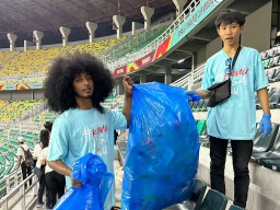 Salut! Aksi #DatangBersihPulangBersih Suporter Indonesia di Gelora Bung Tomo