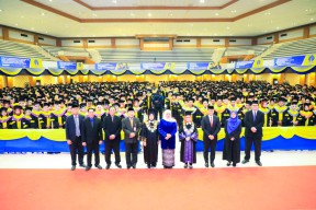 Gubernur Khofifah Hadiri Wisuda Universitas Terbuka Surabaya