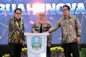 Gubernur Jawa Timur Khofifah Indar Parawansa meluncurkan aplikasi Sibermata Desa 2.0