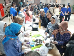 Diskop dan UKM Jatim Ajari Emak-Emak Membuat Produk Hokben