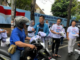 TKD Jatim Bagikan Ribuan Nasi Kotak Gratis dan Kaus Prabowo-Gibran
