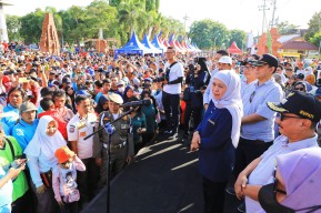 Gubernur Khofifah Membaur Bersama 17 Ribu Masyarakat Situbondo Mengikuti Jalan Sehat