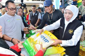 Jelang Nataru, Gubernur Khofifah Gelar Pasar Murah di Situbondo