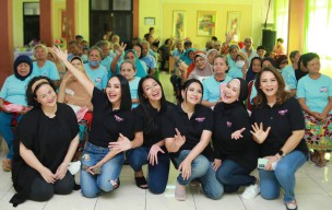 Female'90s Berkunjung ke Panti Werdha