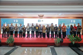 Pj Gubernur Jateng Serahkan Penghargaan kepada 34 Kabupaten/ Kota Peduli HAM