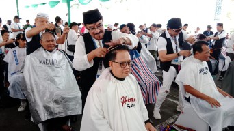 Sambut Ramadhan, Pj. Gubernur Adhy Kayono  presiasi Potong Rambut Gratis di Masjis Al Akbar