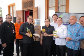Terima 1.000 Paket Sembako dari Apindo Jatim, Pj. Gubernur Adhy Segera Salurkan kepada Masyarakat Kurang Mampu Melalui Safari Ramadan