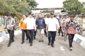 Tinjau Pelabuhan Jangkar Situbondo Bersama Menko PMK, Pj. Gubernur Adhy Pastikan Masyarakat Mudik Lancar Tanpa Kendala
