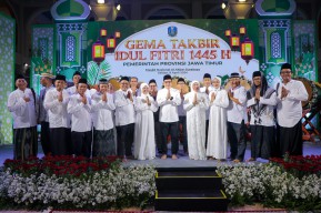 Gema Takbir Idul Fitri 1445 H di Masjid Al Akbar Surabaya, Pj. Gubernur Adhy Ajak Pererat Tali Silaturahmi dengan Saling Memaafkan
