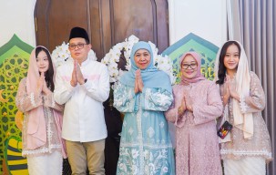 Tanpa Sekat dan Batas, Ribuan Masyarakat Hangatkan Open House Sekaligus Halal Bihalal di Kediaman Khofifah