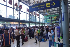 Petugas KAI Sigap Berikan Pertolongan Ibu yang Akan Melahirkan di KA pada Saat Lebaran